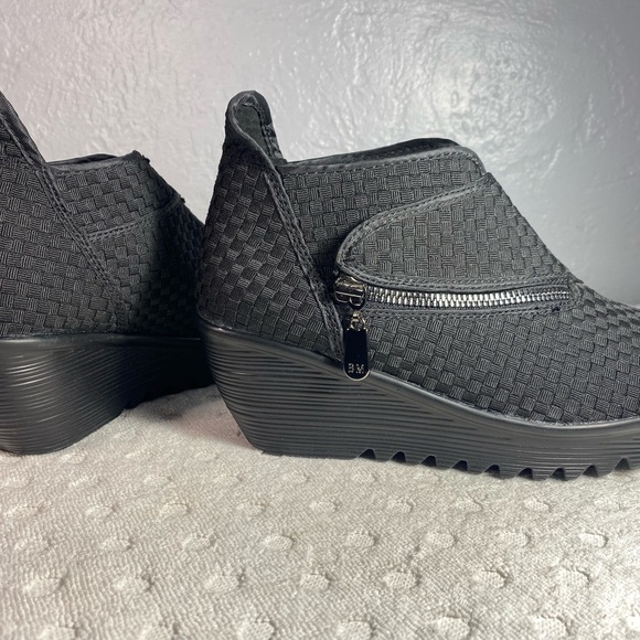 NWOT Bernie Mev Zig Zag Side Zip Ankle Bootie -  In Black - Picture 3 of 16